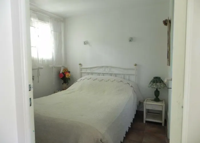 Le Clos Des Vignes Raphael Bed & Breakfast 4*