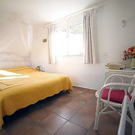 Le Clos Des Vignes Raphael Bed & Breakfast